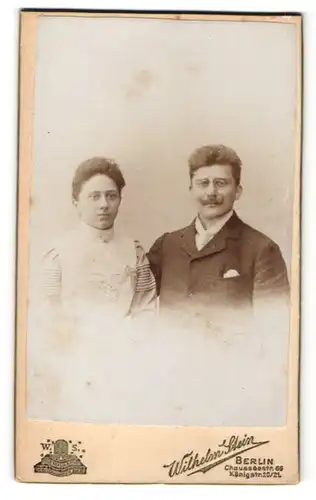 Fotografie Wilhelm Stein, Berlin, Mann mit Schauzbart und Frau mit hohem Kragen
