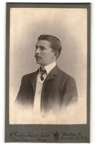 Fotografie H. Greifenhagen Nachf., Berlin, Mann mit Schnauzer