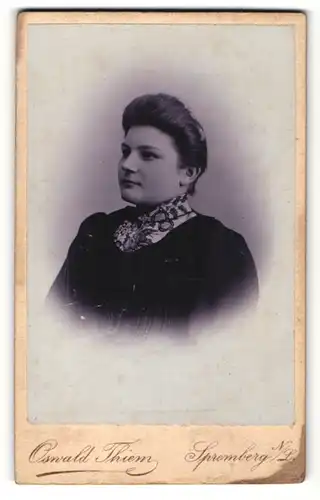 Fotografie Oswald Thiem, Spremberg, Frau mit Halstuch