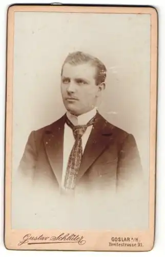 Fotografie Gustav Schlüter, Goslar, Mann mit Binder