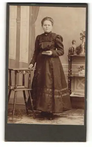 Fotografie unbekannter Fotograf und Ort, Frau im Kleid mit Buch