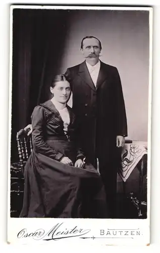 Fotografie Oscar Meister, Bautzen, sitzende Frau mit stehendem Mann