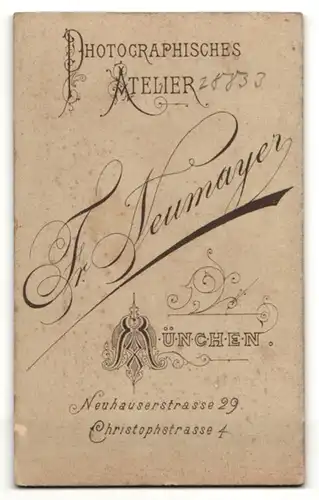 Fotografie Fr. Neumayer, München, junger Mann im Anzug