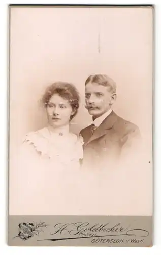 Fotografie H. Goldbecker, Gütersloh, Portrait modisch gekleidetes Ehepaar