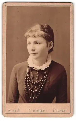 Fotografie C. Hrbek, Pilsen, Portrait junge Frau mit schöner Perlenkette