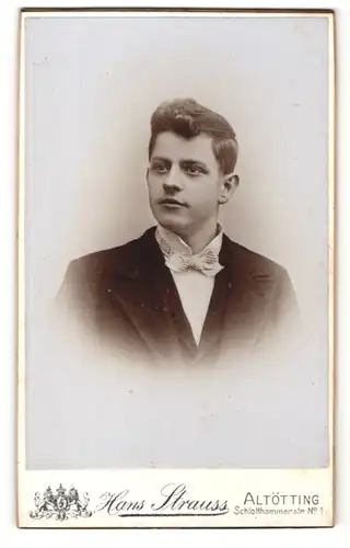 Fotografie Hans Strauss, Altötting, Portrait eines modisch gekleideten Burschen