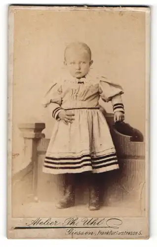Fotografie Ph. Uhl, Giessen, Portrait kleines Mädchen in Kleid