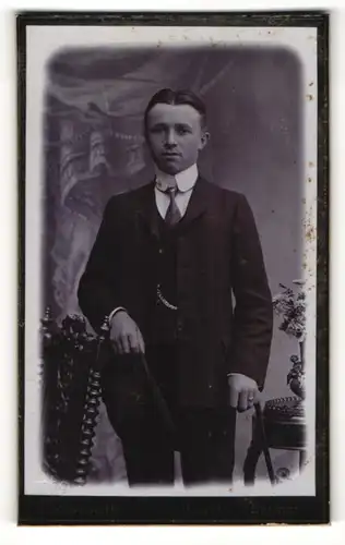 Fotografie E. Schweisfurth, Barmen, Portrait junger Herr in feinem Zwirn