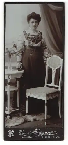 Fotografie Ernst Freygang, Penig i/S, Portrait bürgerliche Dame in zeigenöss. Kleidung