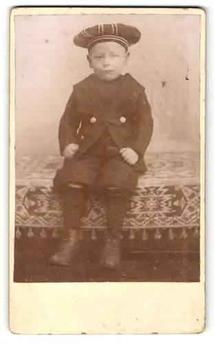Fotografie unbekannter Fotograf und Ort, Portrait kleiner Bub mit Mütze