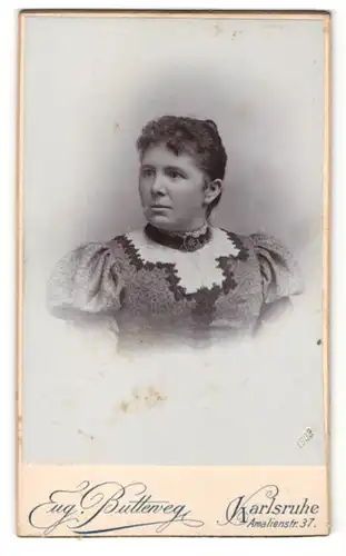 Fotografie Eug. Butteneg, Karlsruhe, Portrait bürgerliche Dame