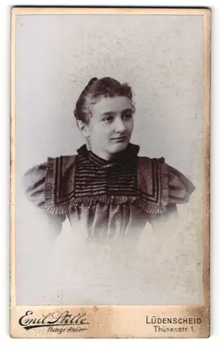 Fotografie Emil Stille, Lüdenscheid, Portrait lächelndes Fräulein in prachtvoll gerüschter Bluse