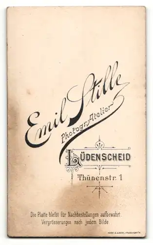 Fotografie Emil Stille, Lüdenscheid, Portrait lächelndes Fräulein in prachtvoll gerüschter Bluse