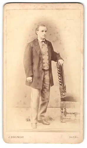 Fotografie J. Höpflinger, Basel, Portrait stattlicher Herr im Anzug