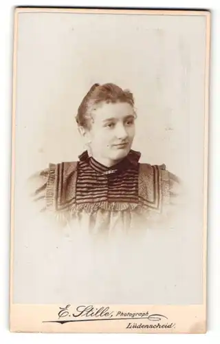 Fotografie E. Stille, Lüdenscheid, Portrait lächelndes Fräulein mit Brosche am Kragen