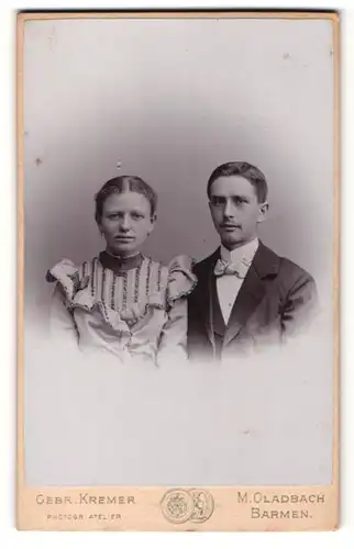 Fotografie Gebr. Kremer, Barmen, Portrait bezauberndes junges Paar in eleganter Kleidung