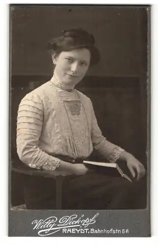 Fotografie Willy Dickopf, Rheydt, Portrait dunkelhaarige Schönheit mit hochgstecktem Haar