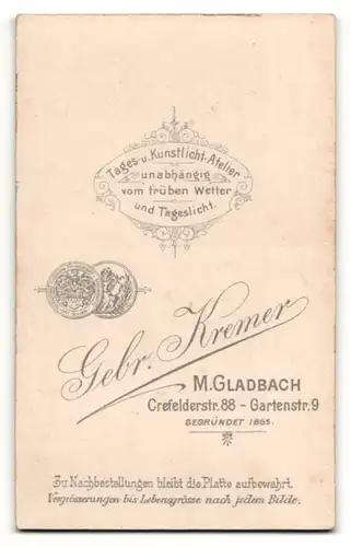 Fotografie Gebr. Kremer, M. Gladbach, Portrait wunderschönes Fräulein in weisser Bluse mit Brosche