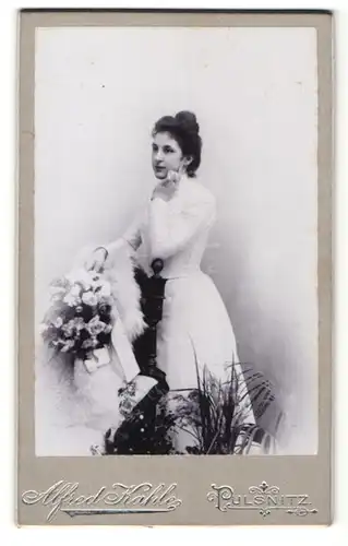 Fotografie Alfred Kahle, Pulsnitz, Portrait dunkelhaarige junge Schönheit mit Blumenstrauss