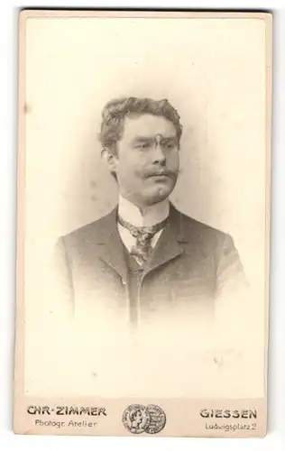 Fotografie Chr. Zimmer, Giessen, Portrait stattlicher Herr mit lockigem Haar und Zwicker