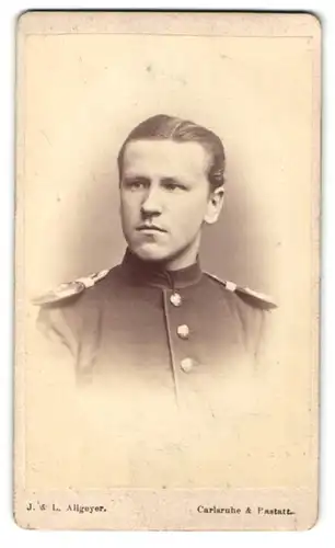 Fotografie L. Allgeyer, Karlsruhe, Portrait stattlicher junger Soldat in interessanter Uniform