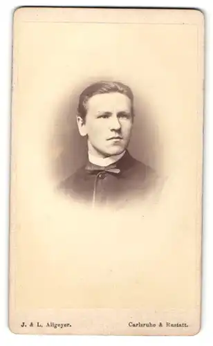 Fotografie L. Allgeyer, Karlsruhe, Portrait junger stattlicher Mann mit zurückgekämmtem Haar