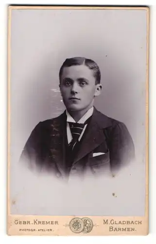 Fotografie Gebr. Kremer, M. Gladbach & Barmen, Portrait junger Herr mit Krawatte im Anzug