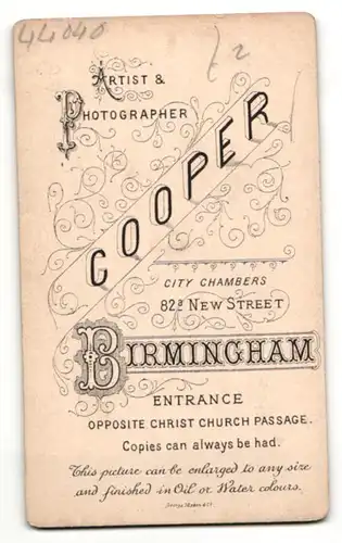 Fotografie Cooper, Birmingham, Portrait junge Dame in hübscher Kleidung mit Ansteckblume