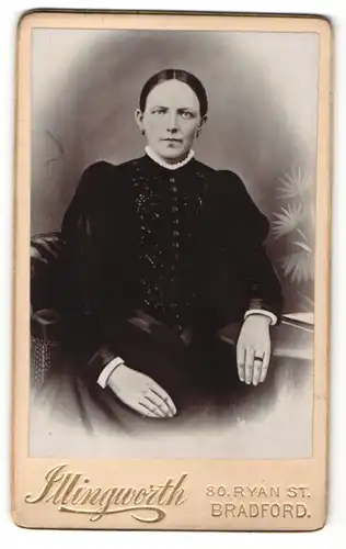 Fotografie Illingworth, Bradford, Portrait Dame in eleganter Kleidung am Tisch sitzend