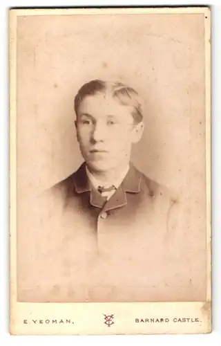 Fotografie E. Yeoman, Barnard Castle, Portrait halbwüchsiger Knabe mit Seitenscheitel