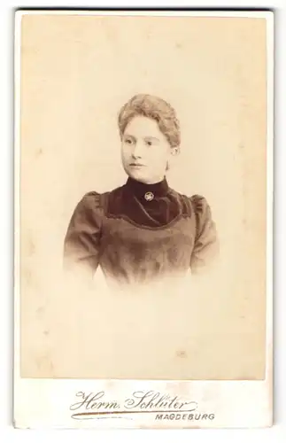 Fotografie Herm. Schlüter, Magdeburg, Portrait junge Dame mit zusammengebundenem Haar