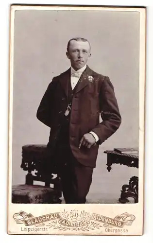 Fotografie A. Dietrich, Glauchau & Waldenburg, Portrait Herr in festlicher Garderobe