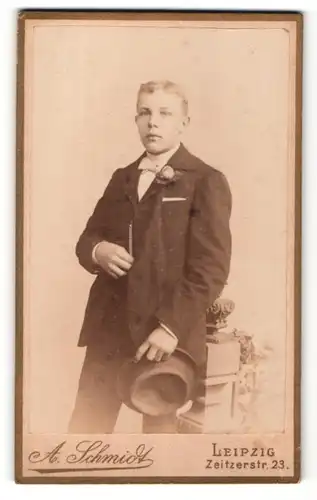 Fotografie A. Schmidt, Leipzig, Portrait Knabe in festlicher Garderobe