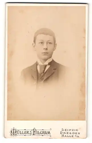 Fotografie Atelier Müller & Pilgram, Leipzig, Junge in Dreiteiler mit Krawatte