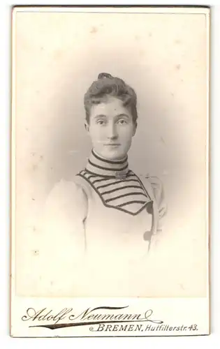 Fotografie Adolf Neumann, Bremen, elegante junge Dame in hellem Kleid mit dunklen Applikationen
