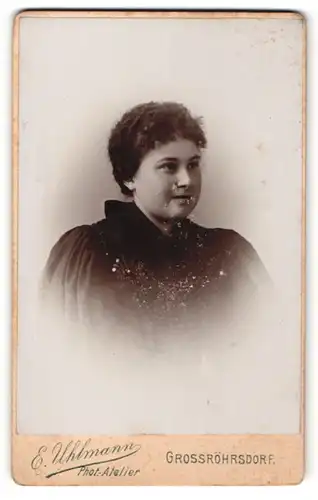 Fotografie E. Uhlmann, Grossröhrsdorf, Dame mit Locken in dunklem Kleid mit auffälliger Kette