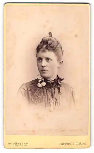 Fotografie W. Höffert, Dresden, Dame in dunklem Kleid mit Applikationen und Haarschmuck