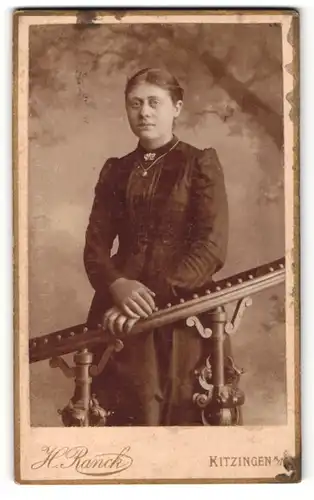 Fotografie H. Ranck, Kitzingen a. M., Portrait dunkelhaariges Fräulein mit Brosche und Halskette