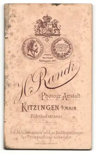 Fotografie H. Ranck, Kitzingen a. M., Portrait dunkelhaariges Fräulein mit Brosche und Halskette