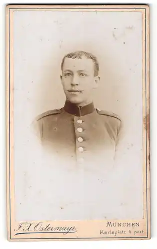 Fotografie F. X. Ostermayr, München, Portrait junger Soldat in interessanter Uniform