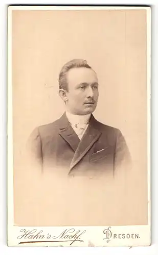 Fotografie Hahn`s Nachf., Dresden, Portrait Herr in Anzug