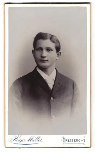 Fotografie Hugo Müller, Freiberg, Portrait halbwüchsiger Knabe in festlichem Anzug