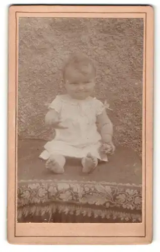 Fotografie unbekannter Fotograf und Ort, Portrait Säugling in Leibchen