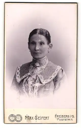 Fotografie Max Seifert, Freiberg i/S, Portrait ältere Dame mit Ohrringe