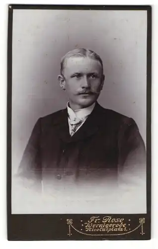 Fotografie Fr. Rose, Wernigerode, Portrait junger Herr in Anzug mit Krawatte