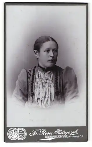 Fotografie Fr. Rose, Wernigerode, Portrait junge Frau in zeitgenöss. Kleidung