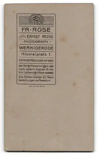 Fotografie Fr. Rose, Wernigerode, Portrait junge Frau in zeitgenöss. Kleidung