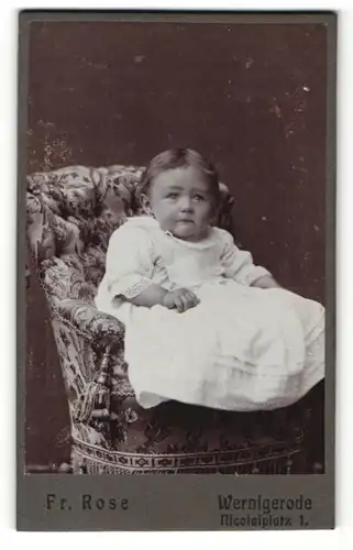 Fotografie Fr. Rose, Wernigerode, Portrait Kleinkind auf Sitzmöbel