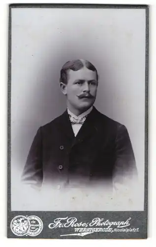 Fotografie Fr. Rose, Wernigerode, Portrait junger Mann mit zeitgenöss. Frisur und Oberlippenbart
