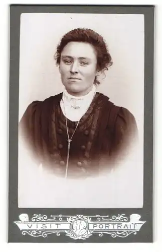 Fotografie Franz Sternath, München, Portrait junge Frau mit zusammengebundenem Haar